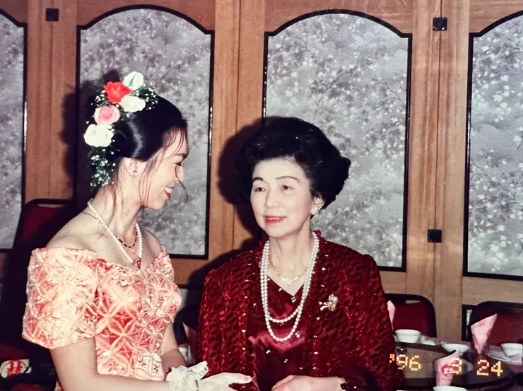 Vina 訂婚時和媽媽的珍貴合影，媽媽美麗的模樣和高貴的氣質，我們永遠忘懷不了！