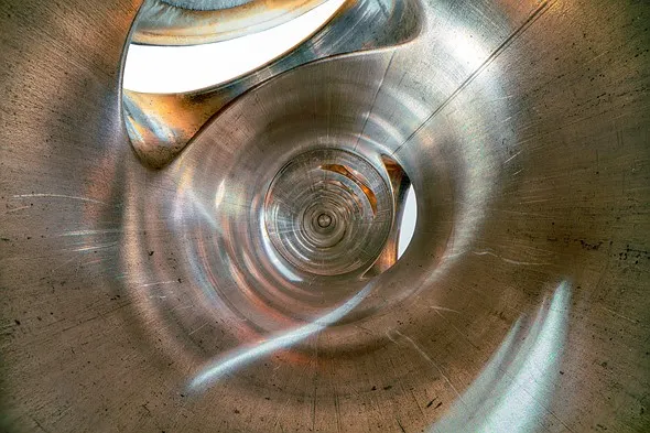 中音長笛內部的照片，由 960 張獨立影像組合而成。