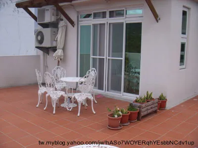 房間外的大露台，可以眺望遠山，不時還能看到火車。