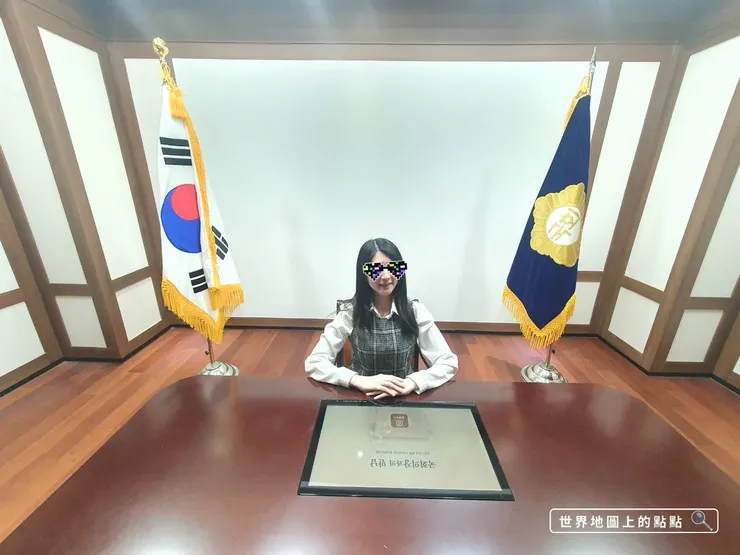 議長辦公桌上有螢幕，可確認自己與議長的位置。