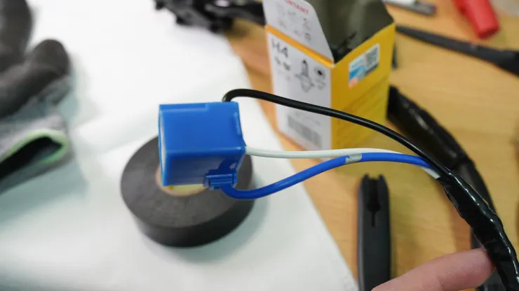 新的燈座裡面一樣是陶瓷材質+外部塑膠殼組成