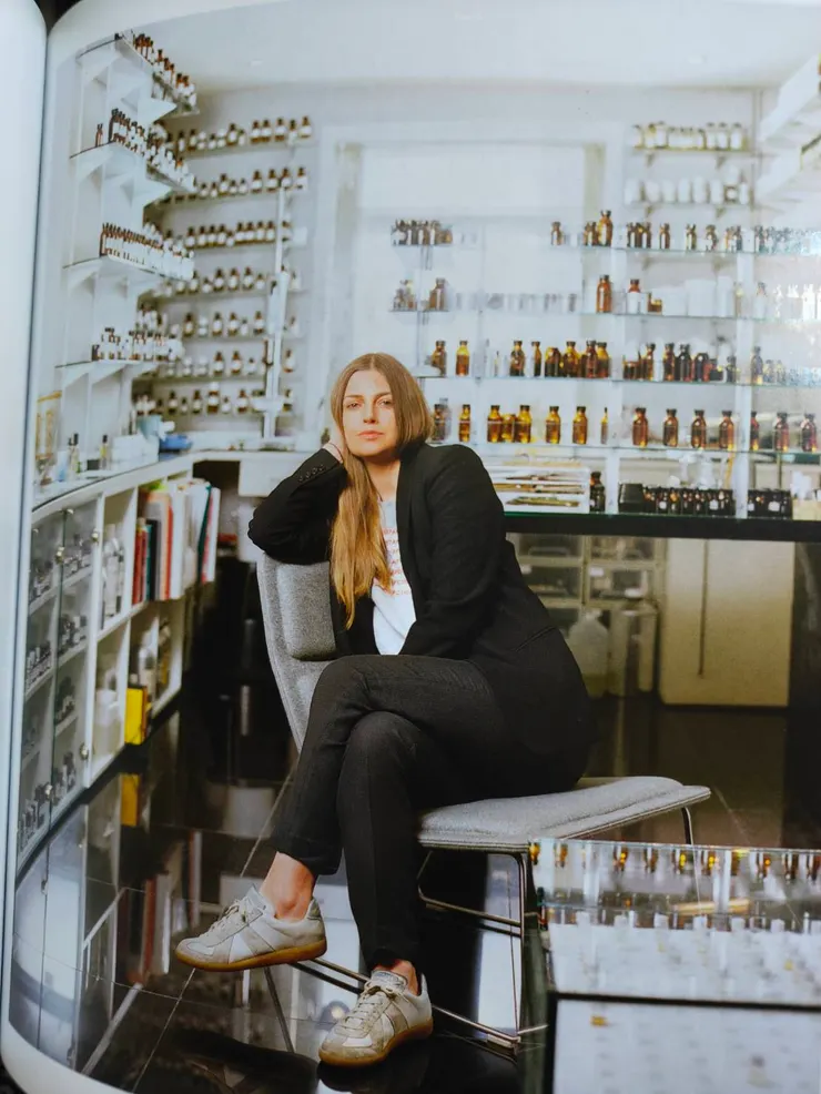 翻拍書上 Miller Harris 創辦人 Lyn Harris 的照片 - 隨意自在的個人風格，似乎也反映在香水包裝上。