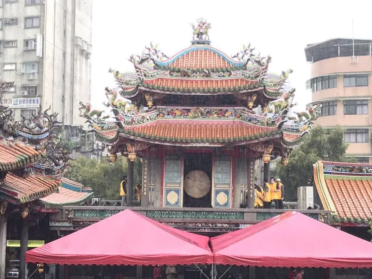 2021年 10月 24日龍山寺的大鼓鳴響儀式。也是大鼓在龍山寺的最後身影 （圖片來源：龍山寺）