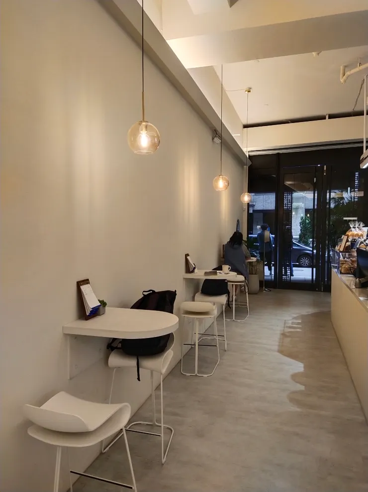 這家店走長條型，靠牆的位子都是高腳椅