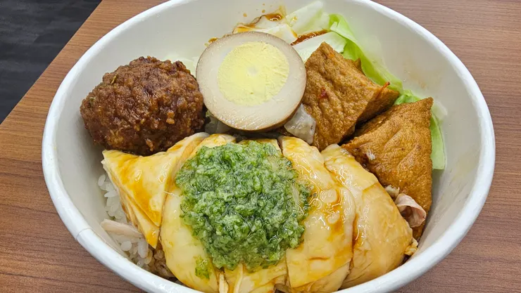 這是有配菜的海南雞飯賣160元!沒配菜的會比較便宜!紅燒獅子頭也是我的最愛!