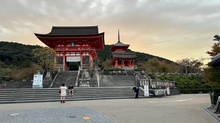 清晨的清水寺山門