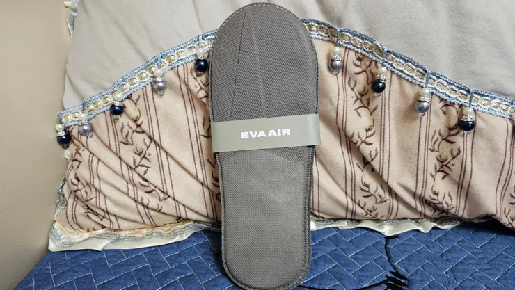 老爸帶回來的長榮航空拖鞋好有商務艙拖鞋的質感!