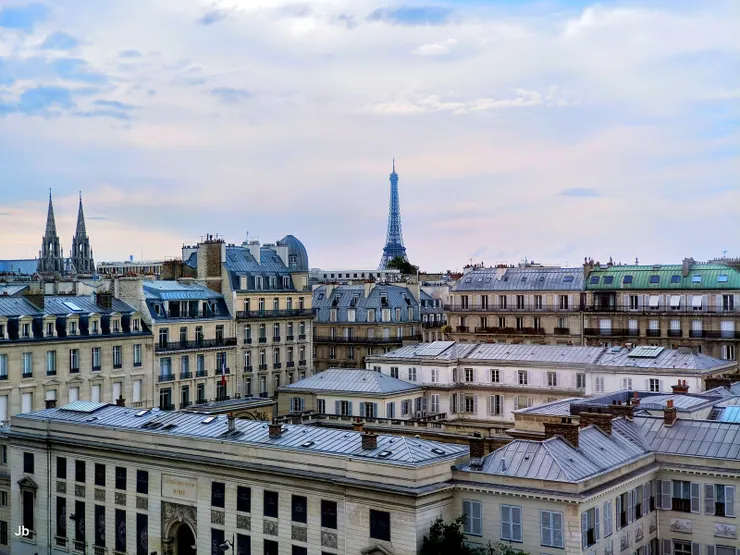 【從某個展廳窗戶可望見奧賽的姊妹建築艾菲爾鐵塔】