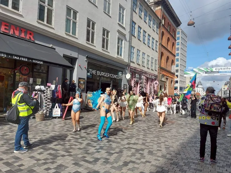 換上華麗衣裝，熱情奔放