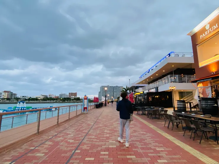 漫步在海岸旁特別愜意~