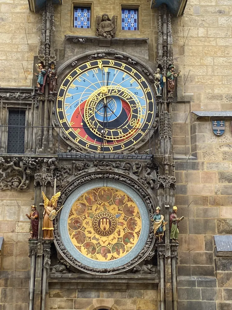 ▲布拉格天文鐘係以中世紀歐洲人們奉行的「地心說」打造，以地球為中心，根據太陽和月亮在天空上不同的方位，推導出許多天文訊息。照片中，上面的鐘盤為天文儀，下面的鐘面為日曆鐘，顯示一年12個月份。