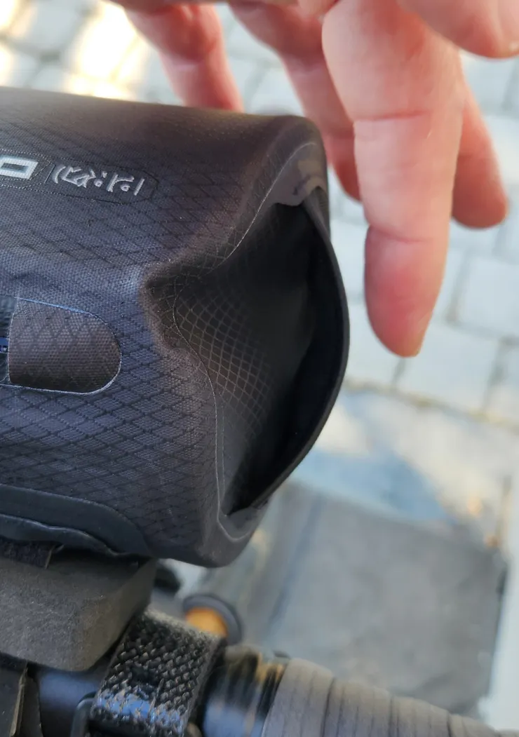 一旁的側袋也可以塞東西。