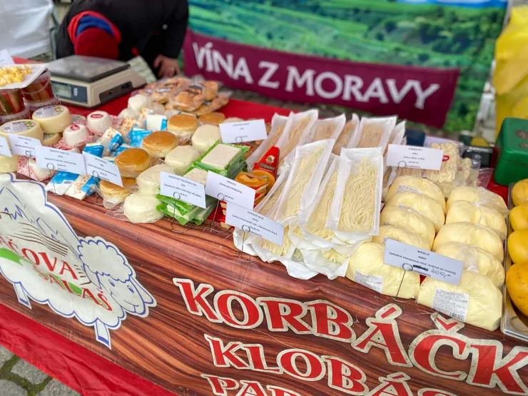 ▲攤子上賣有各式各樣的起司與乳製品，像是被暱稱為「小辮子」的鹽味或煙燻條狀起司＂KORBÁČIKY＂和＂SÝROVÉ NITĚ＂，是捷克與斯洛伐克很受歡迎的傳統起司，口感鹹香且有嚼勁，常做為零食或下酒菜。