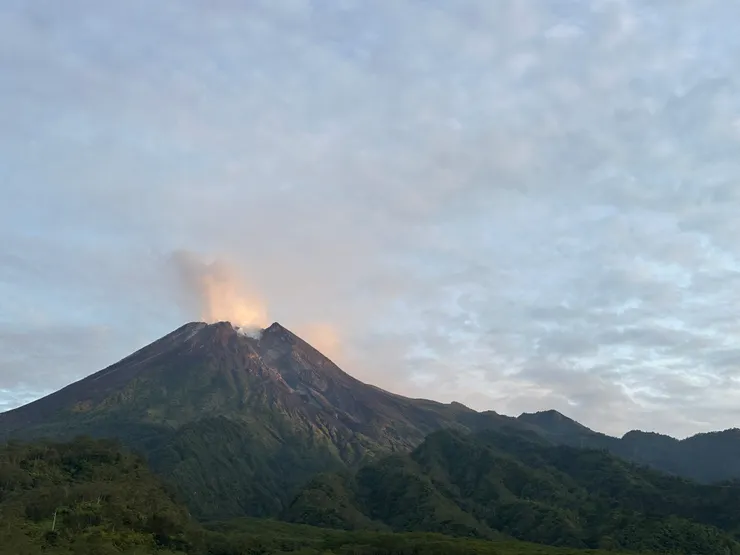 遠處的火山姿態