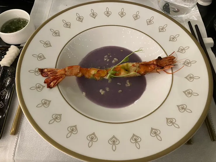 菜單內容物寫：Purple taro creamy sauce, young sticky rice, green herbs oil