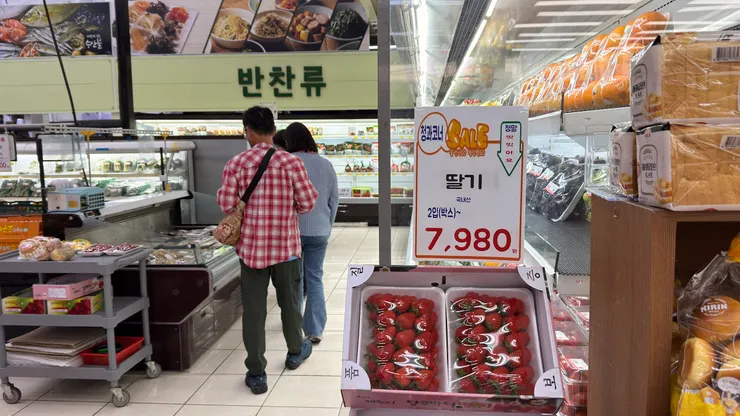 草莓很便宜，兩盒不到台幣180元。