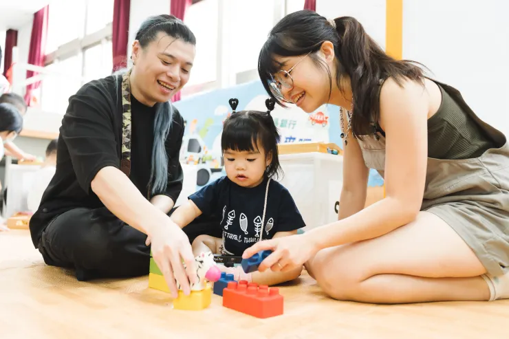 （圖說：芝芝爸爸、媽媽首次陪伴孩子參與兒篩活動，從中更了解芝芝的成長進度。）