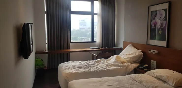 適合辦公的長桌,剛好陽光會灑進來