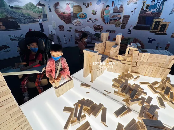 【臺灣館】靠近出口處的大小積木讓孩子發揮創意，有哪個孩子想離開？