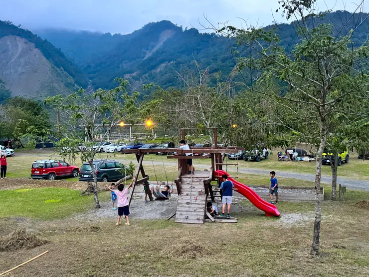 通通都給你們玩!!我等你們回去吃飯再來搶盪鞦韆!!!