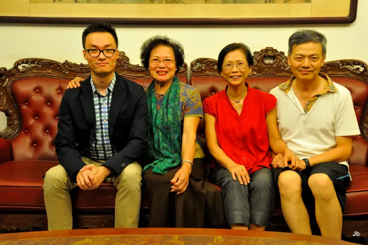 2018年11月，啟栢長子俊宏(左一)來台中參加同學婚禮，小住JB家時留影 。