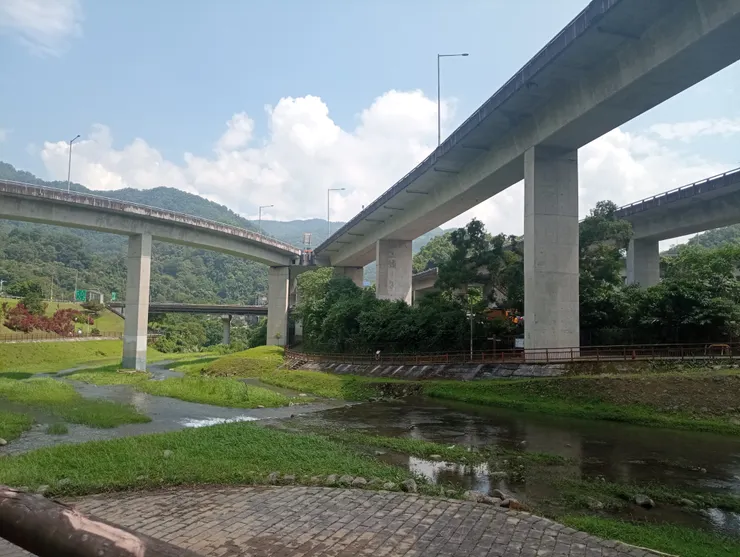 北勢溪自行車道仰視國道五號之交流道
