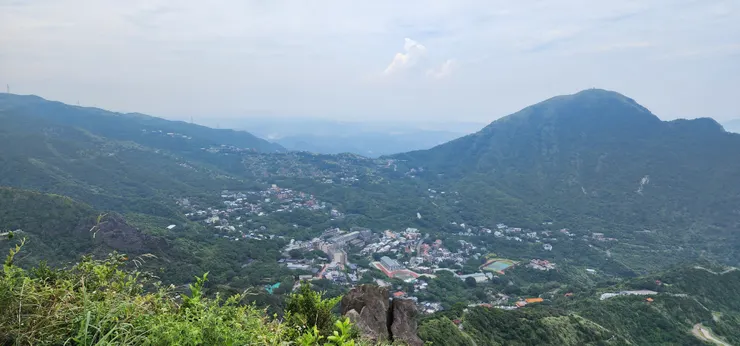 推測是時雨中學（左）和瓜山國小（右）的操場