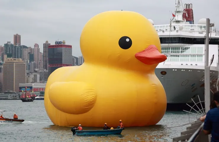 巨型橡皮鴨 ©Lewis Tse/shutterstock.com