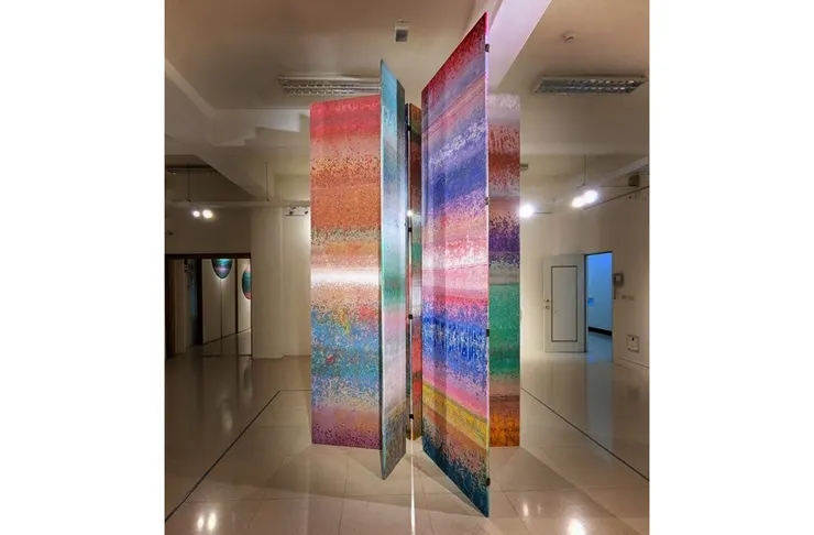 積吶虹光，〈「虹」神木(蝴蝶谷)〉，壓克力顏料、紙，230 X 230 X 320 cm。 