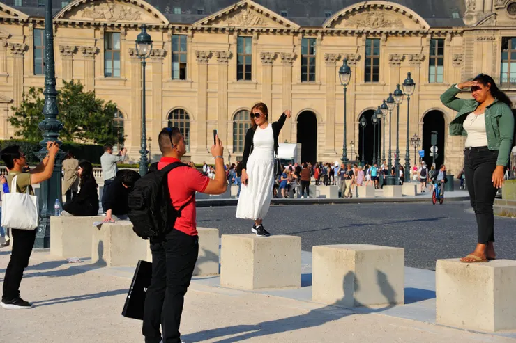 【收藏龐大時不我予且觀眾生百態 館前廳倒金字塔下徘徊頗不甘心】