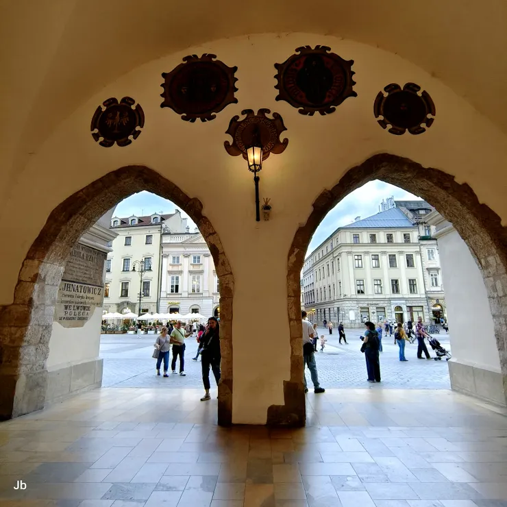 【逛完紡織會館，準備從側門出去。】
