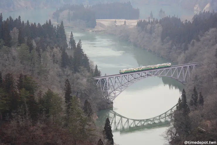 以鋼桁架構成拱形的第一只見川橋是觀光簡介上的經典風景（攝於2020年）
