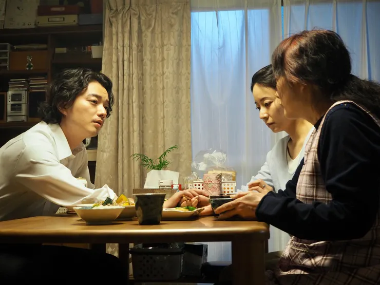 《教場0》暴躁兒子同時正視自己與失智母親的恐懼,達到這一刻的平靜。