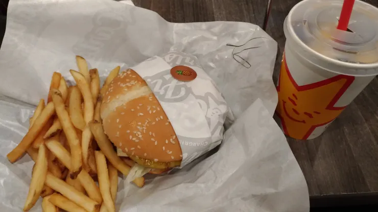 上海街頭洋氣十足，西方餐飲品牌林立，從咖啡到甜點應有盡有，台灣少見的美食選擇在這裡輕鬆享受，讓人忍不住羨慕打卡分享。