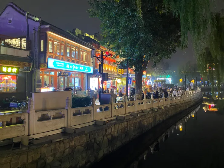 ▲從銀錠橋上望什剎海夜裡的熱鬧，對比北京老城區的夜靜更深，彷彿是兩個不同世界。