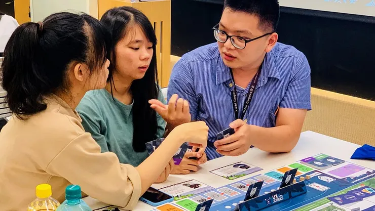 比賽中認真討（ㄓㄥ）論（ㄅㄧㄢˋ）遊戲策略的黑熊隊選手