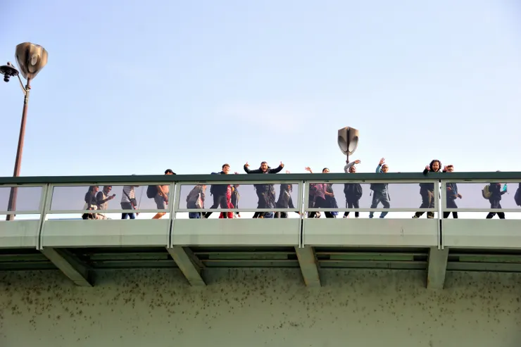 【錯覺走進教科書忽見人舉手揮舞！從船上看橋、岸的人也頗有意思。】