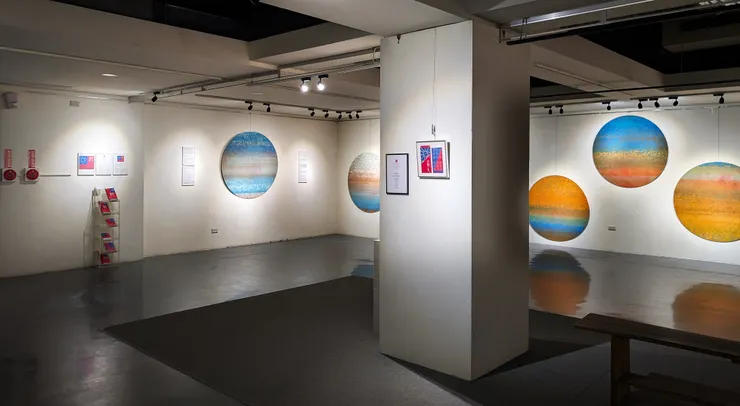 虹心球 (RHS)：極端之後的共存場域。在高度對立的時代，展覽以抽象視覺語言建立一個不以立場為前提的觀看空間，使差異共存，對話延續。Rainbow Heart Sphere (RHS): A Space for Coexistence After Extremes.In an era of profound division, the exhibition uses abstract visual language to create a viewing space free from preconceptions, where differences can coexist and dialogue can continue.