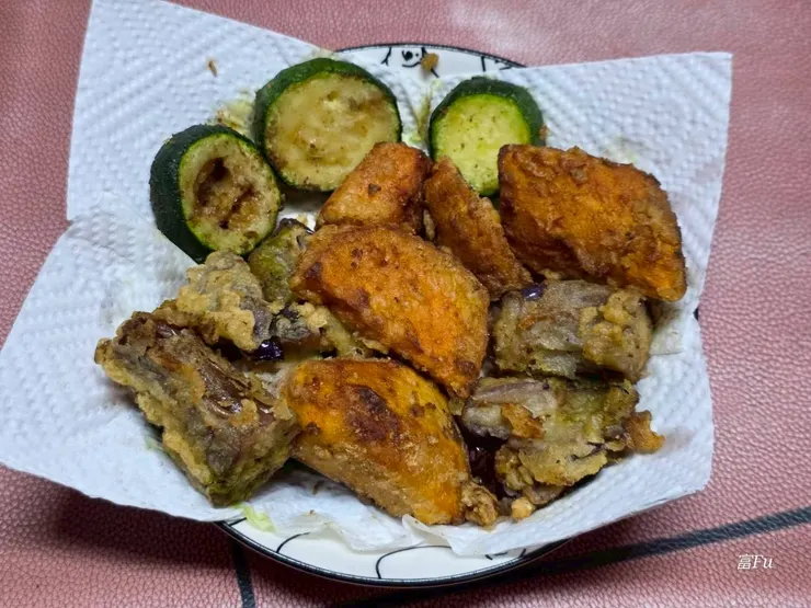 蔬食我覺得還有進步空間，蔬菜出水導致炸皮都濕軟掉了，個人比較愛節瓜、地瓜。