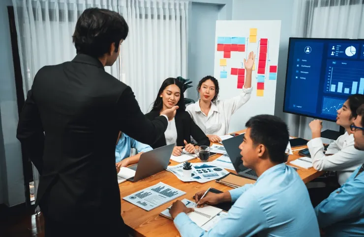 面對邀功精，開會時要搶在對方含糊其辭前，用專業且細節的語氣說明白細節和自己的貢獻度。圖/123RF圖庫