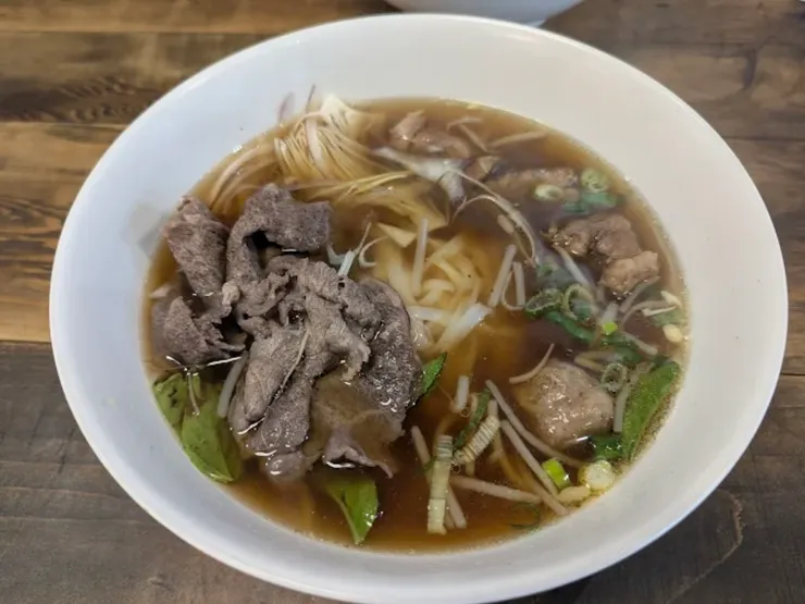 台中勤美周邊的味覺避風港:Phở Wild 越式河粉,用一抹檸檬酸香與翠綠香草療癒燥熱的靈魂 - 第3張圖 zoomable