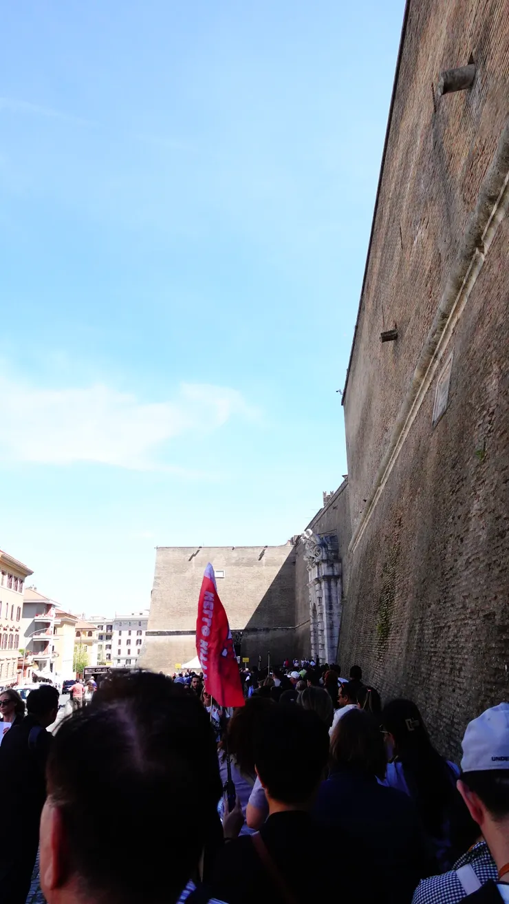 梵諦岡城牆外、綿延不斷的人龍中。