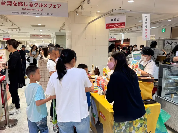 在松屋銀座百貨內用小烤箱加熱鳳梨酥,香氣誘人!吸引日本消費者駐足試吃。(資料來源:旺萊山)