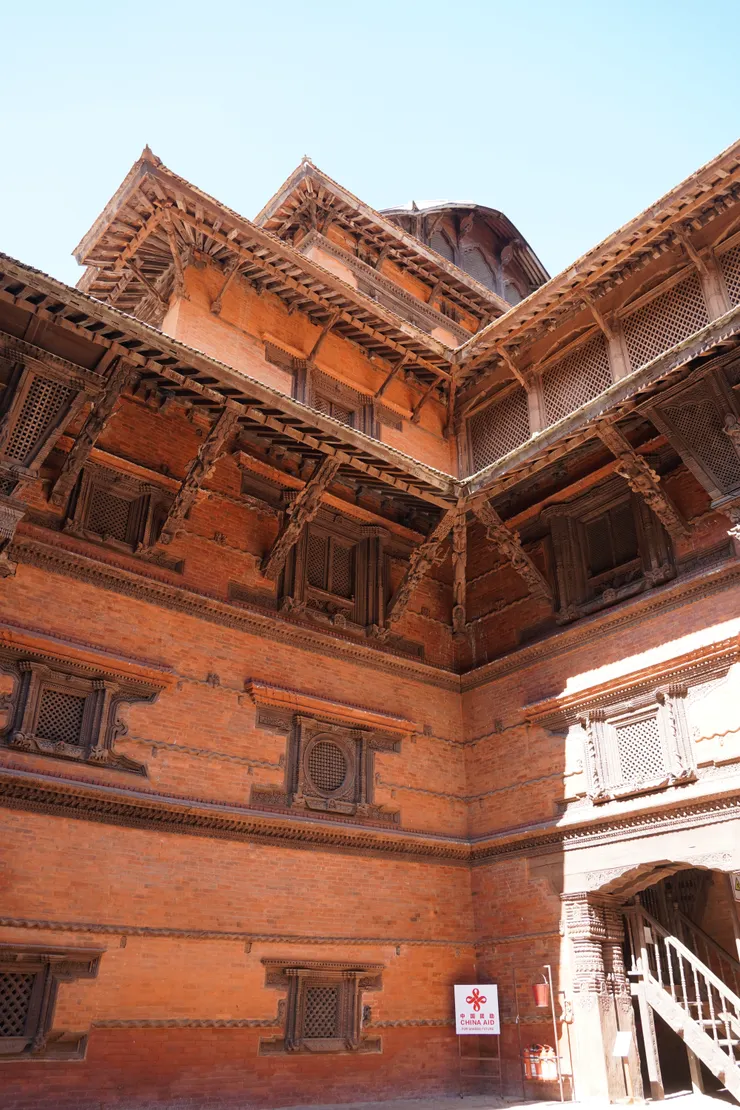 中國應該是對於尼泊爾震災的古蹟修復捐了不少錢，景區中有多個立牌感謝中國援助。