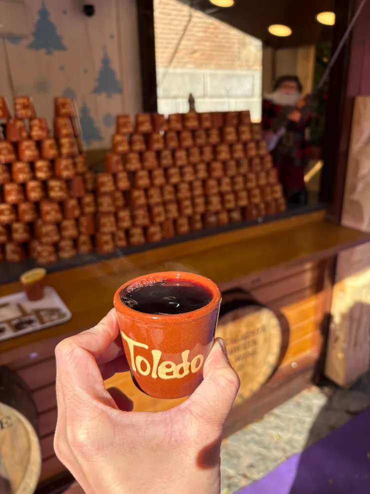 印有 Toledo 的紅酒小陶杯