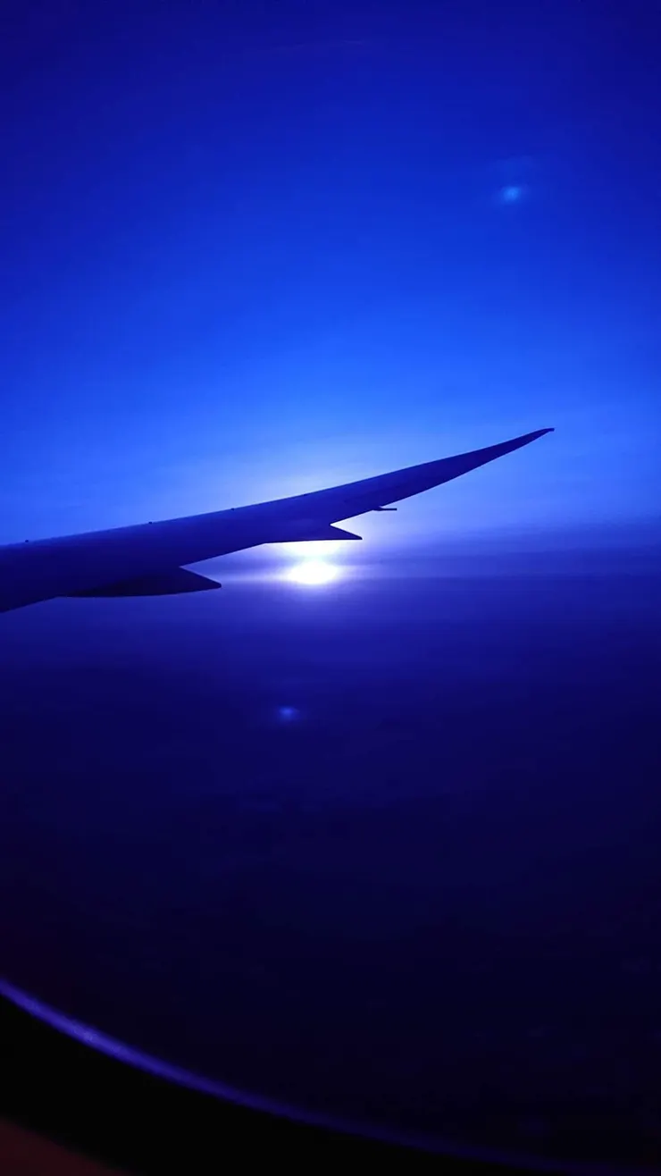 搭乘酷航，在飛機上遇見日轉夜，絕美的靛藍色.That is a miracle!