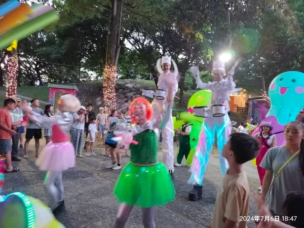  繽紛的舞者、神奇的高蹺