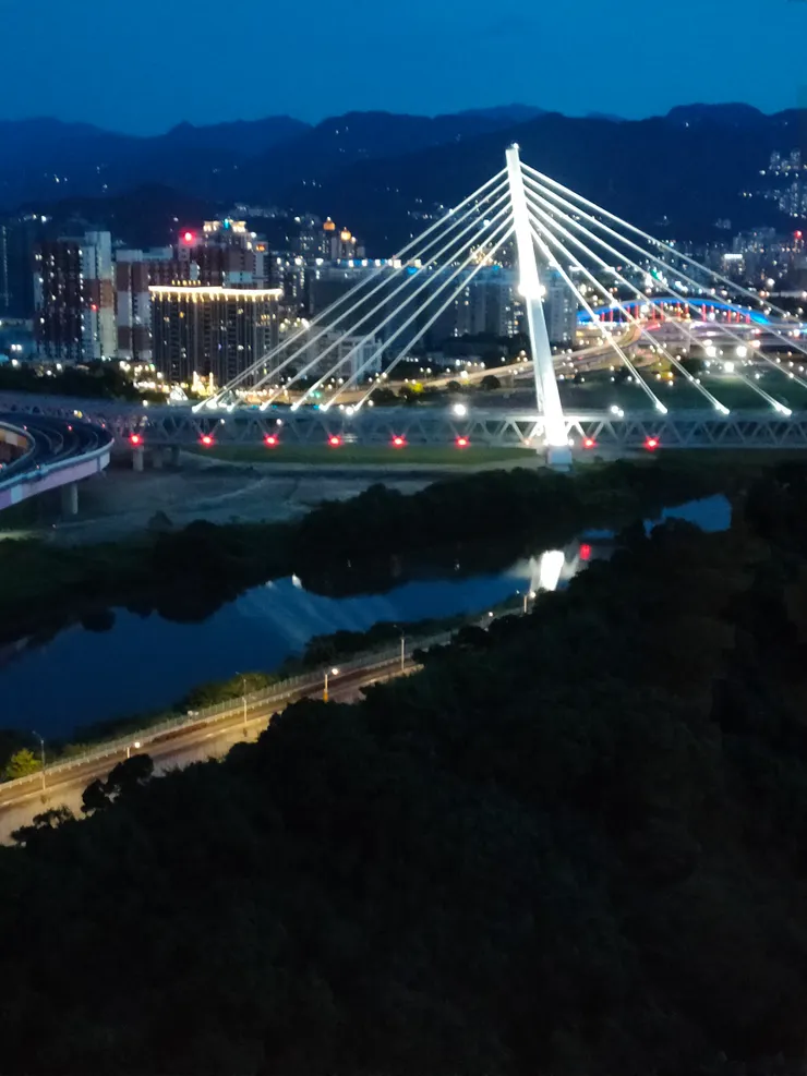 落地窗外的景色，是她選擇這間房子的主要原因～