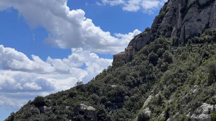 從纜車上看發現「黑面聖母」的洞穴教堂