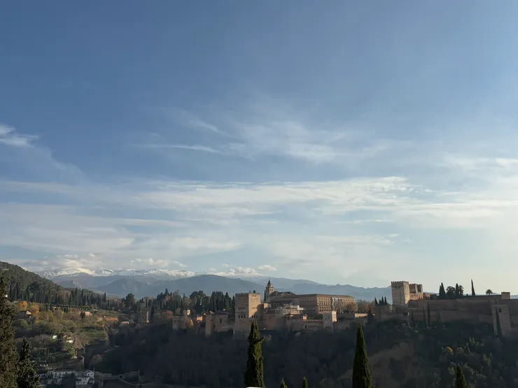 遠眺阿爾罕布拉宮與遠方山頂的皚皚白雪